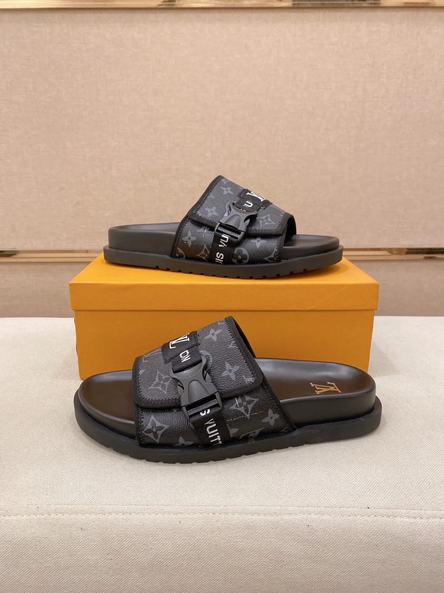 Men's shoes💰: 320💰Made by LV🔍Top purchasing agent, men's spring and summer slippers are available at the same counter. The uppers are made of cowhide imported from Italy, with logo graphics and high-quality craftsmanship. Soles: original soles specially provided by the original factory. Exclusive molded soles are super comfortable. Original goods with single order, 🔍🔍high quality, you can enter and exit the counter at will. Welcome to compare, code number 38-44. Can be customized45